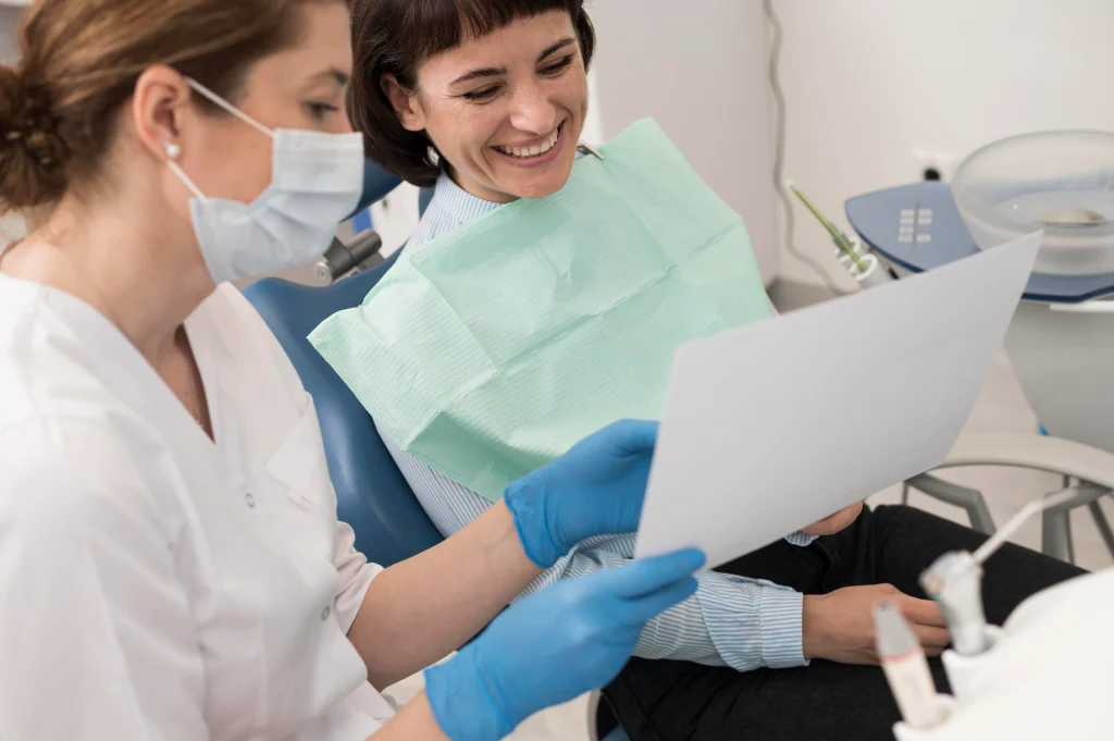 dentista che illustra a un pazinte delle analisi